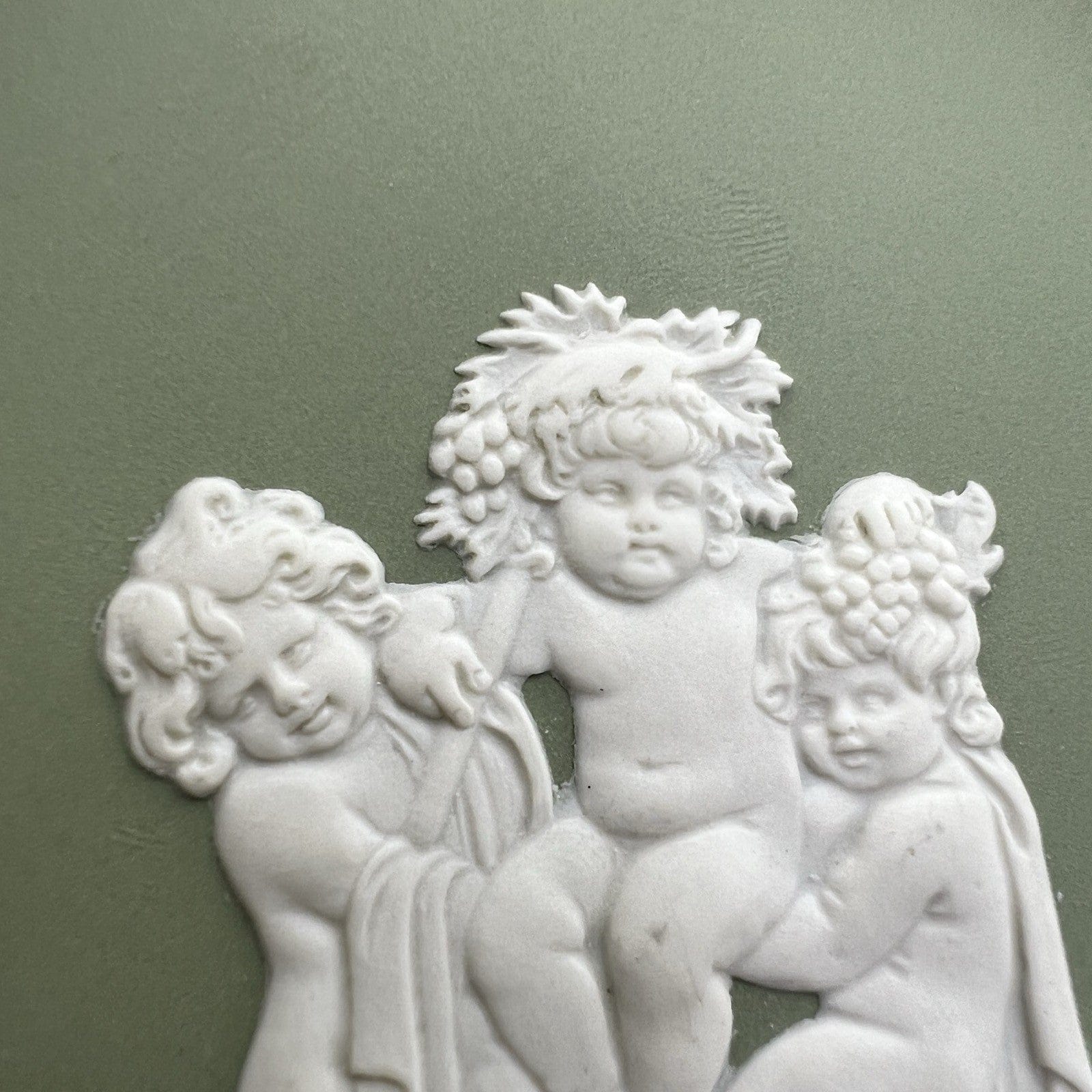 Piattino in porcellana Inglese Wedgwood verde Vintage stile neoclassico 900 Categoria  Vasi e Portafiori