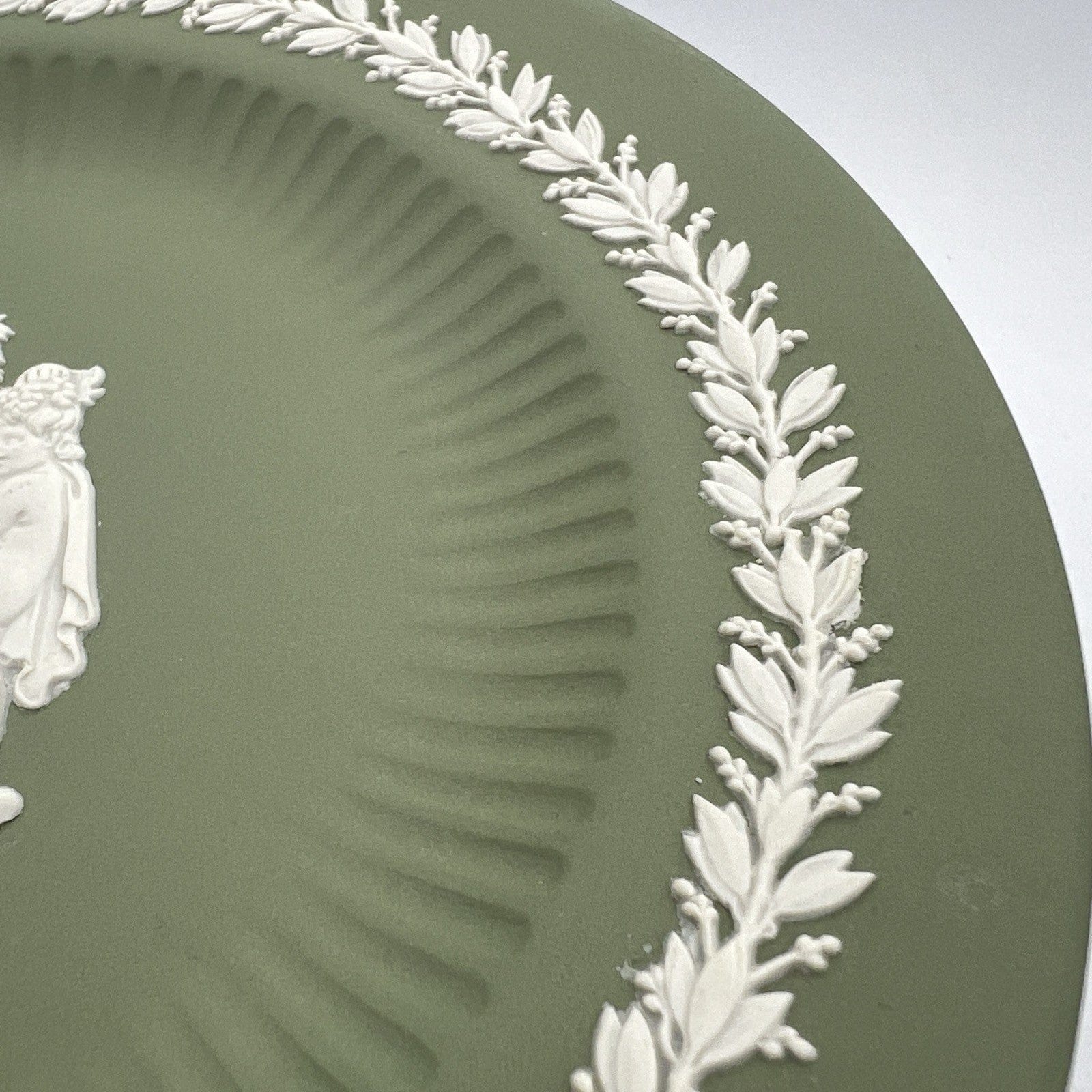 Piattino in porcellana Inglese Wedgwood verde Vintage stile neoclassico 900 Categoria  Vasi e Portafiori