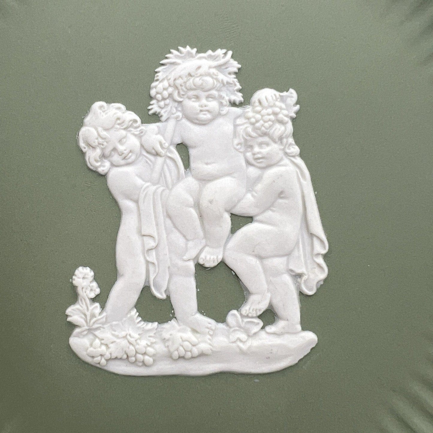 Piattino in porcellana Inglese Wedgwood verde Vintage stile neoclassico 900 Categoria  Vasi e Portafiori