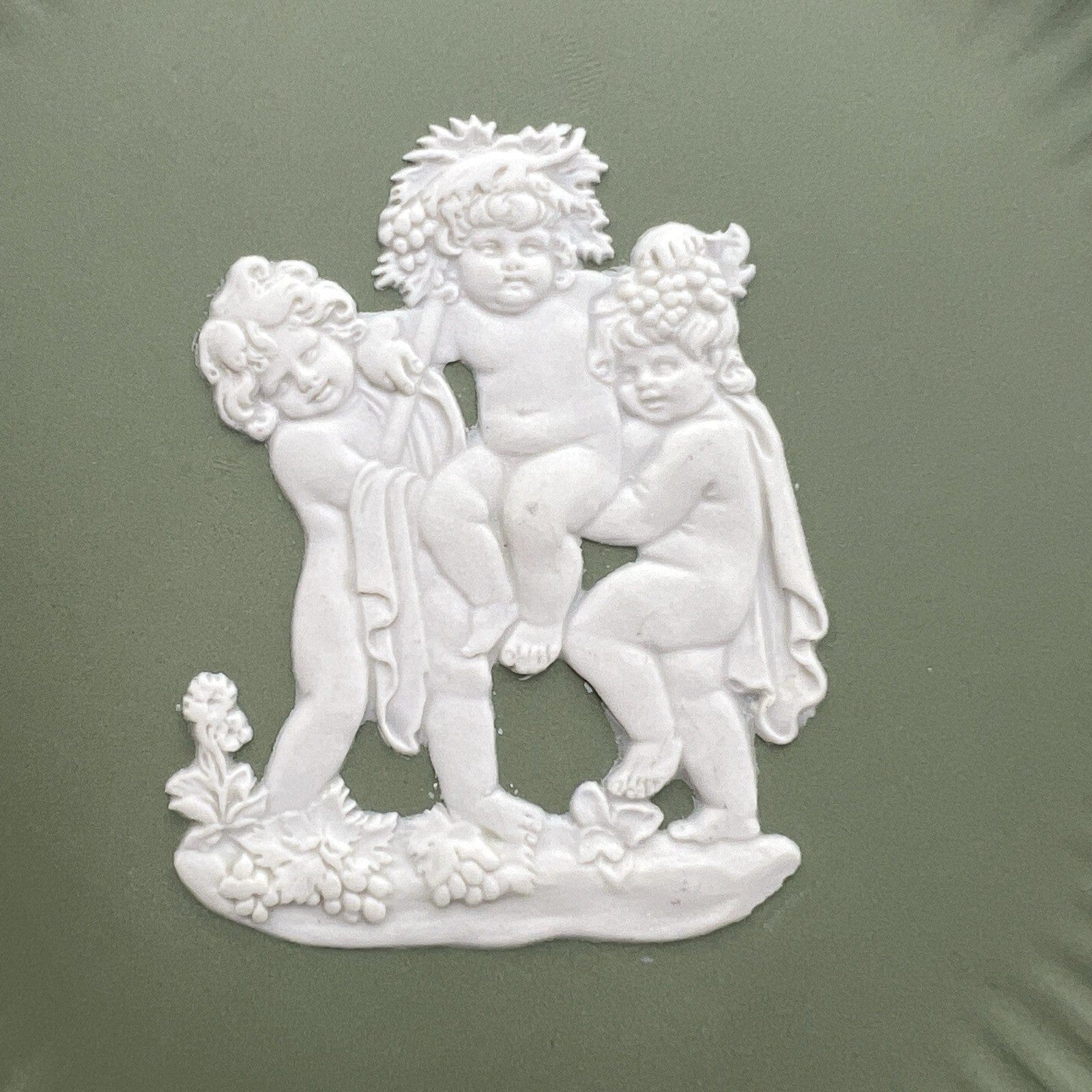 Piattino in porcellana Inglese Wedgwood verde Vintage stile neoclassico 900 Categoria  Vasi e Portafiori
