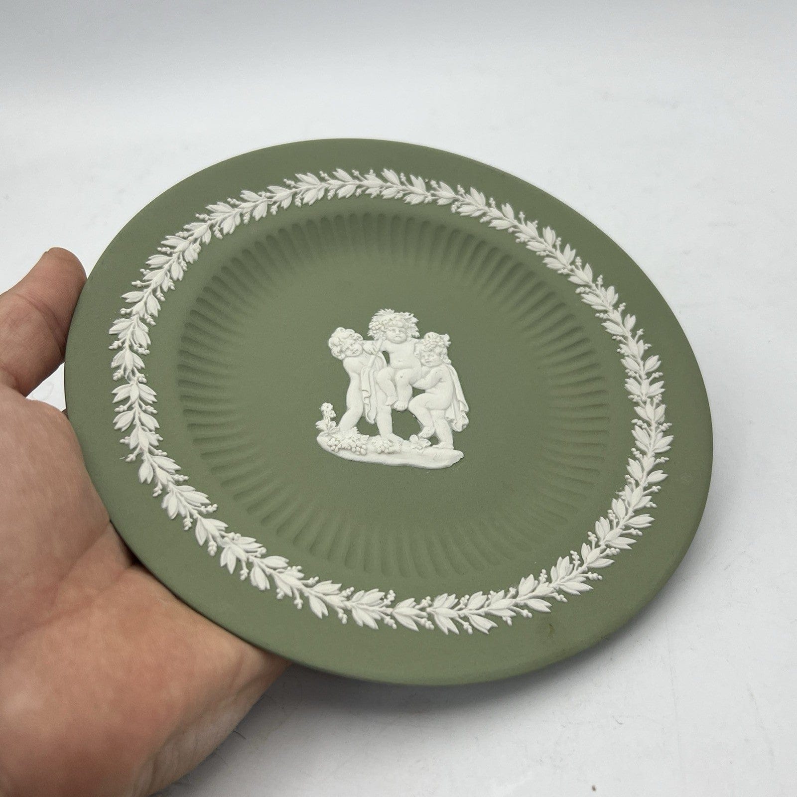 Piattino in porcellana Inglese Wedgwood verde Vintage stile neoclassico 900 Categoria  Vasi e Portafiori