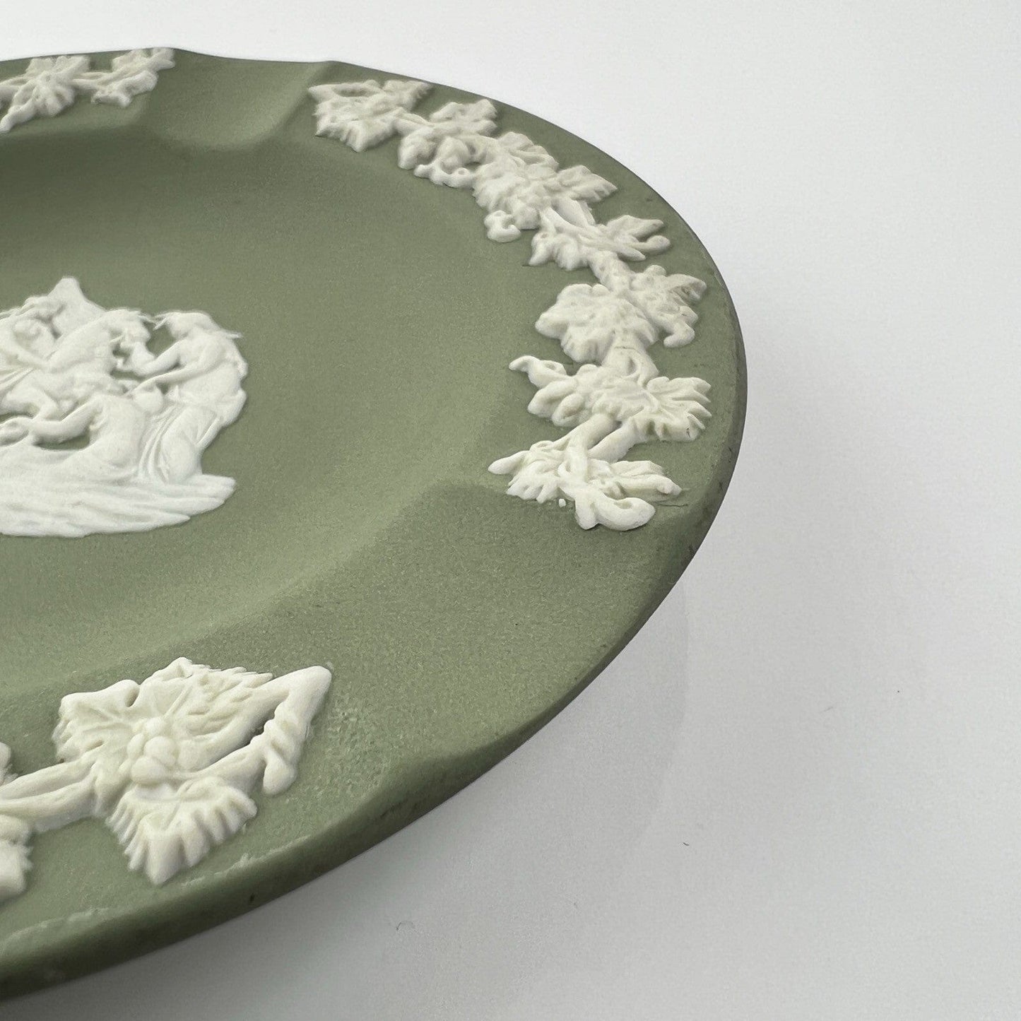 Piattino in porcellana Inglese Wedgwood verde Vintage stile neoclassico 900 Categoria  Vasi e Portafiori