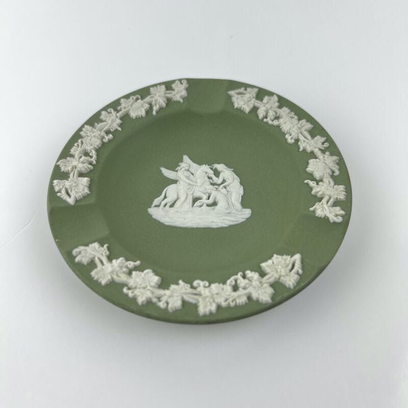 Piattino in porcellana Inglese Wedgwood verde Vintage stile neoclassico 900 Categoria  Vasi e Portafiori