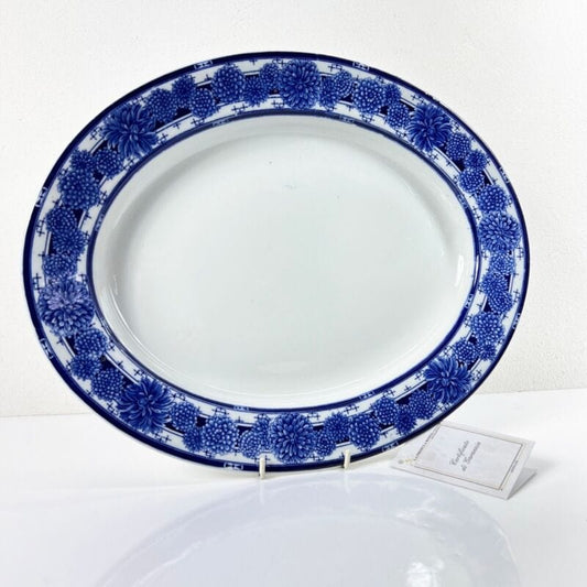 Piatto Antico da portata ovale vassoio colore bianco blu decoro crisantemi 1950 Categoria  Piatti Vassoio