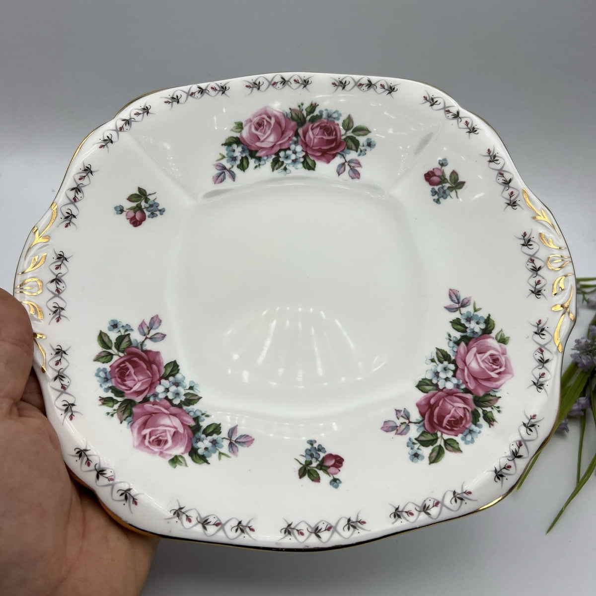 Piatto antico vassoio in porcellana per dolci decorato Con Rose da portata '60 Categoria  Piatti Vassoio