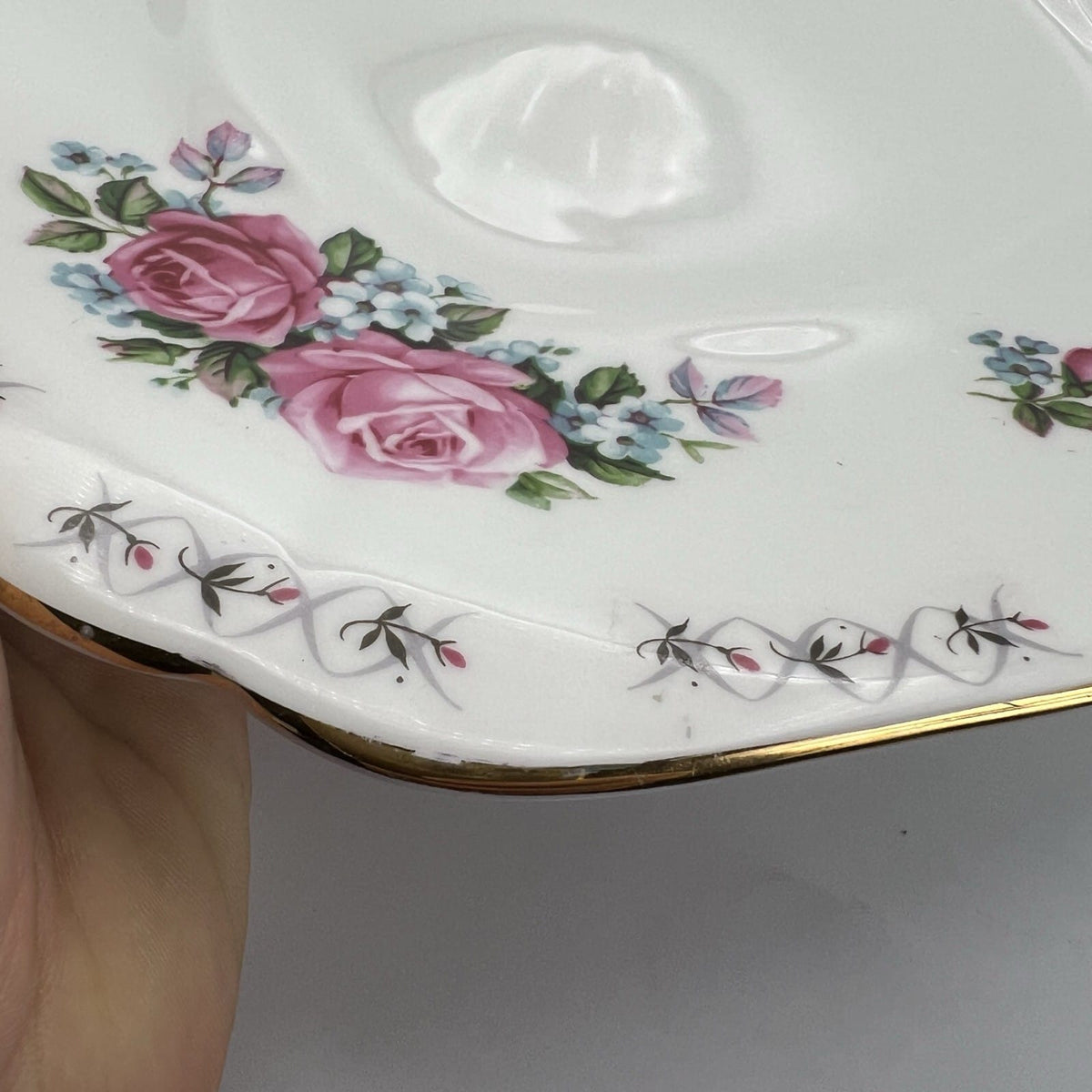 Piatto antico vassoio in porcellana per dolci decorato Con Rose da portata '60 Categoria  Piatti Vassoio