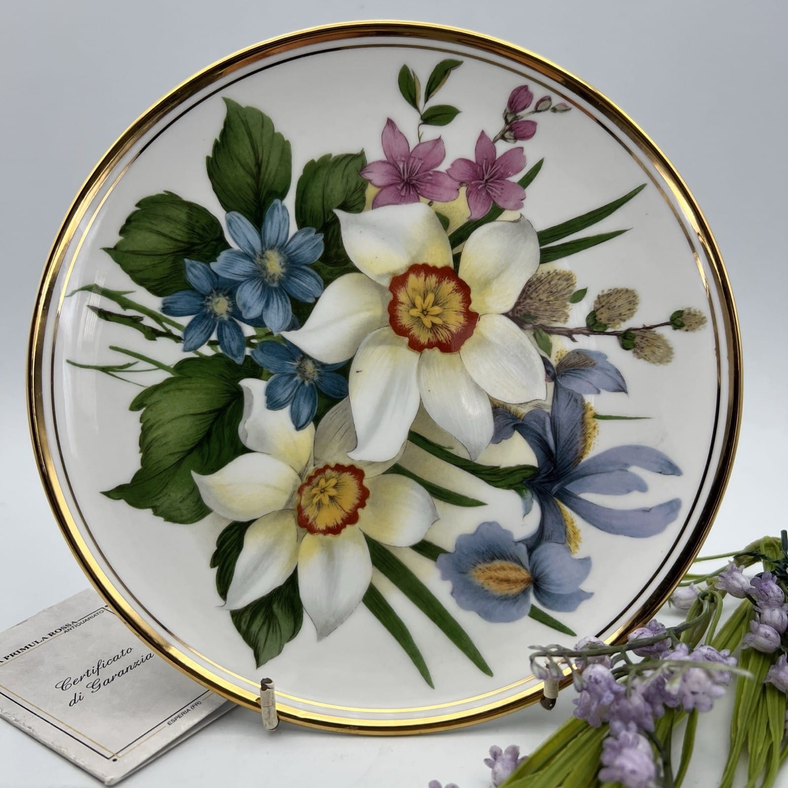 Piatto decorativo anni '60 in porcellana da parete muro con fiori Narcisi e Iris Categoria  Piatti e Piattini