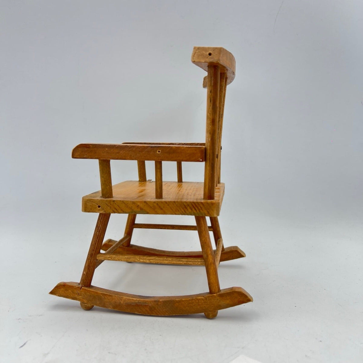 Piccola Sedia a dondolo in miniatura legno per casa delle bambole stile antica Categoria  Giocattoli vintage
