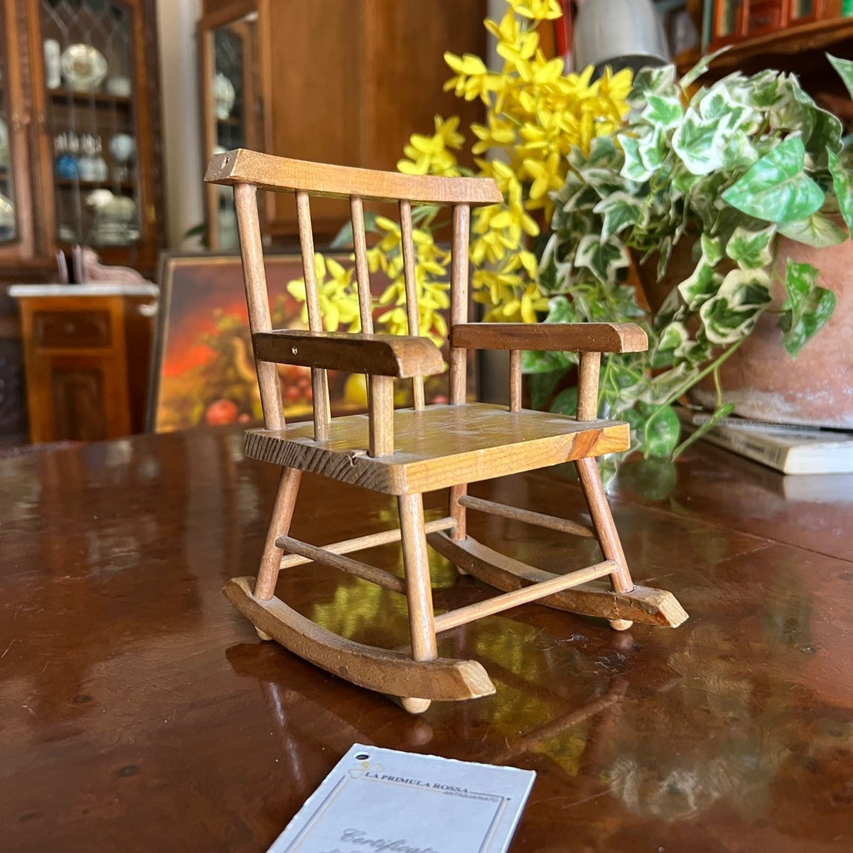 Piccola Sedia a dondolo in miniatura legno per casa delle bambole stile antica Categoria  Giocattoli vintage