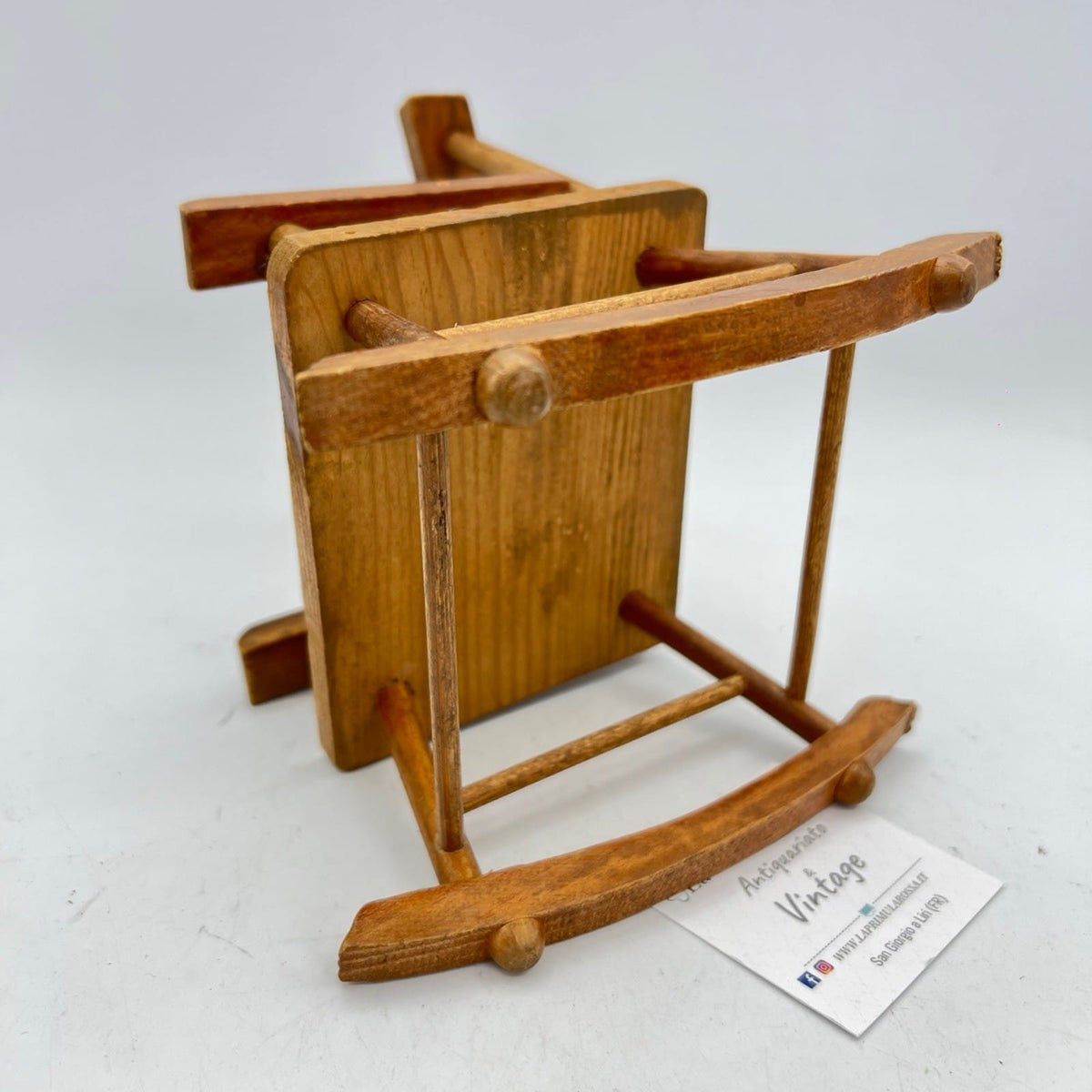 Piccola Sedia a dondolo in miniatura legno per casa delle bambole stile antica Categoria  Giocattoli vintage
