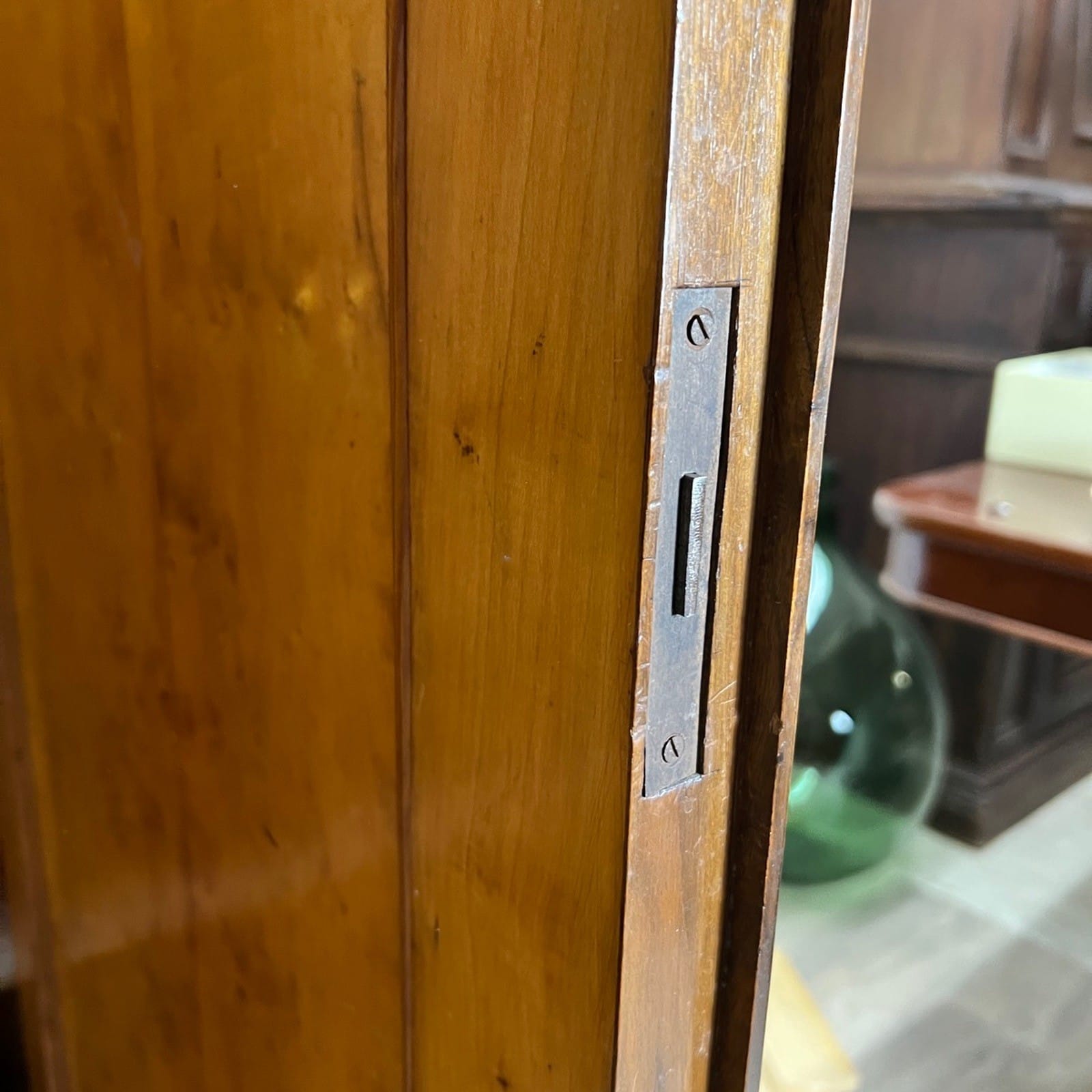 Piccolo Armadio guardaroba antico 2 ante armadietto epoca 800 in legno di noce Categoria  Servante - Servantini