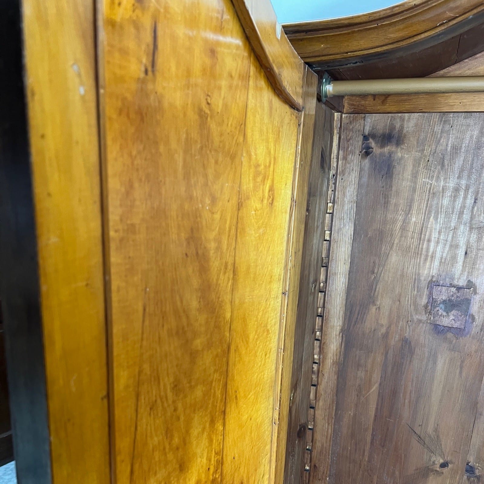 Piccolo Armadio guardaroba antico 2 ante armadietto epoca 800 in legno di noce Categoria  Servante - Servantini