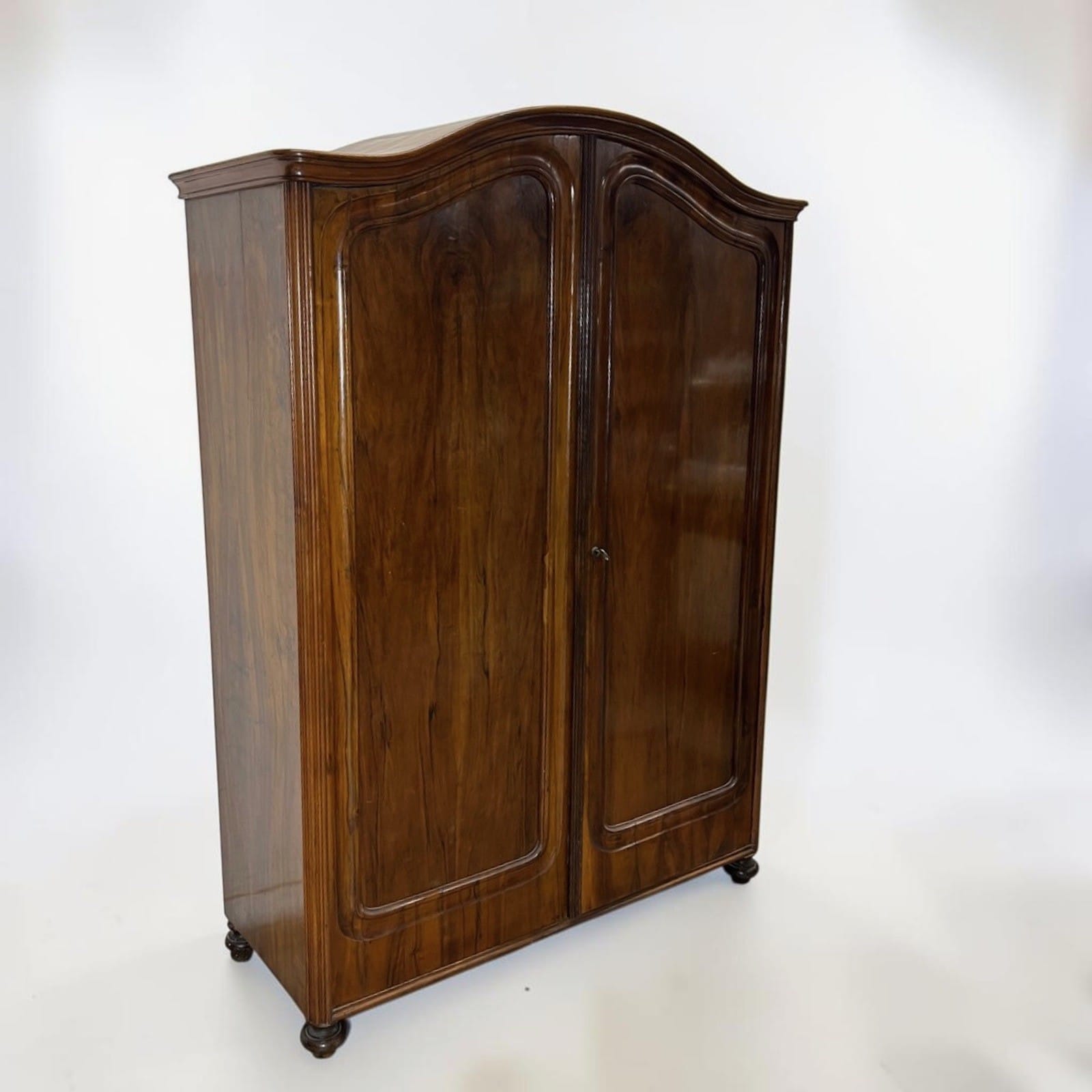 Piccolo Armadio guardaroba antico 2 ante armadietto epoca 800 in legno di noce Categoria  Servante - Servantini