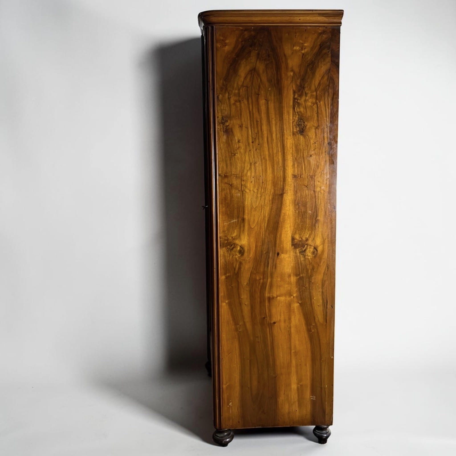 Piccolo Armadio guardaroba antico 2 ante armadietto epoca 800 in legno di noce Categoria  Servante - Servantini