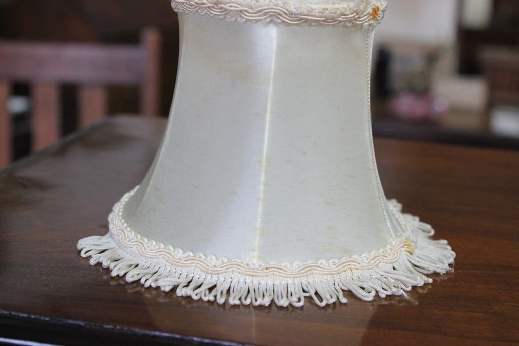 PICCOLO PARALUME VINTAGE IN STOFFA H 11 cm / VECCHIO ACCESSORO PER APPLIQUE Categoria  Lampade Appliques