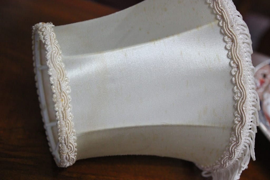 PICCOLO PARALUME VINTAGE IN STOFFA H 11 cm / VECCHIO ACCESSORO PER APPLIQUE Categoria  Lampade Appliques
