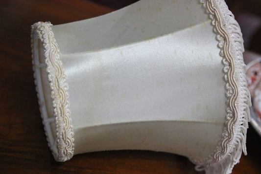 PICCOLO PARALUME VINTAGE IN STOFFA H 11 cm / VECCHIO ACCESSORO PER APPLIQUE Categoria  Lampade Appliques