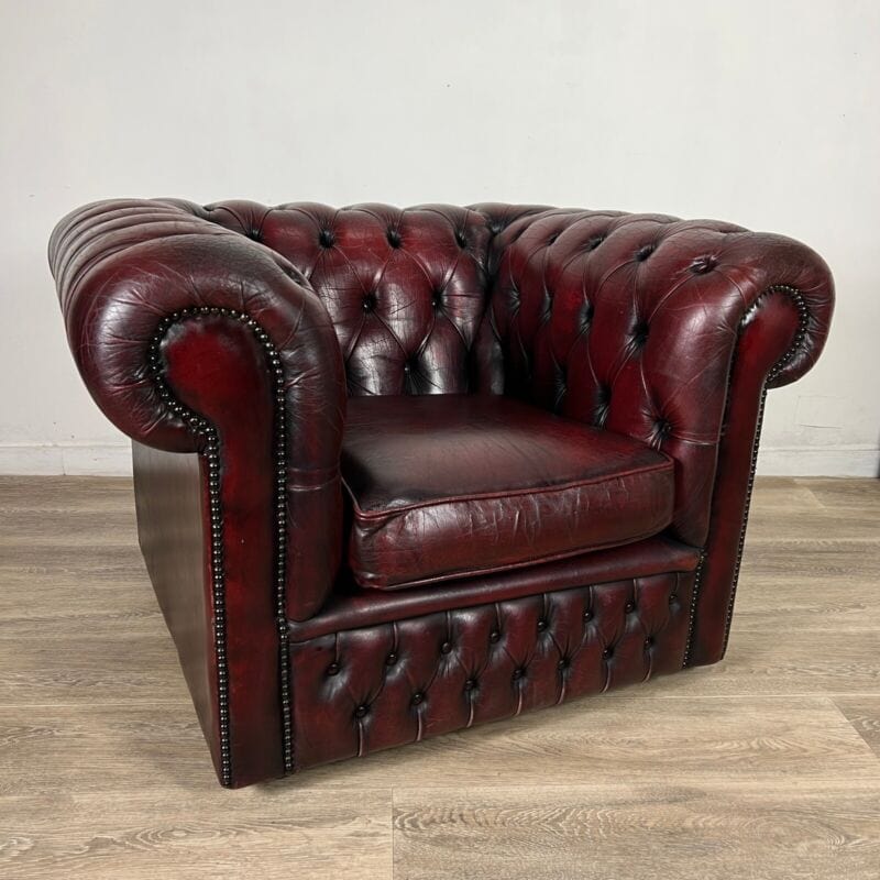 Poltrona in pelle Bordeaux inglese chesterfield chester originale vintage usata Categoria  Arredamento