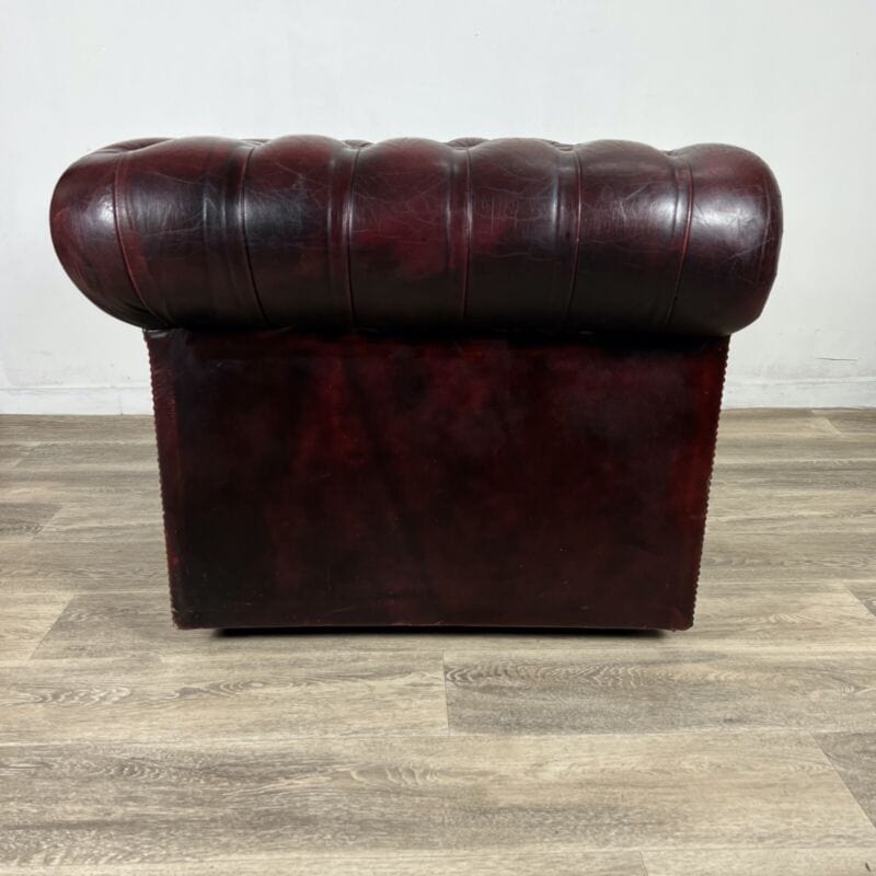 Poltrona in pelle Bordeaux inglese chesterfield chester originale vintage usata Categoria  Arredamento