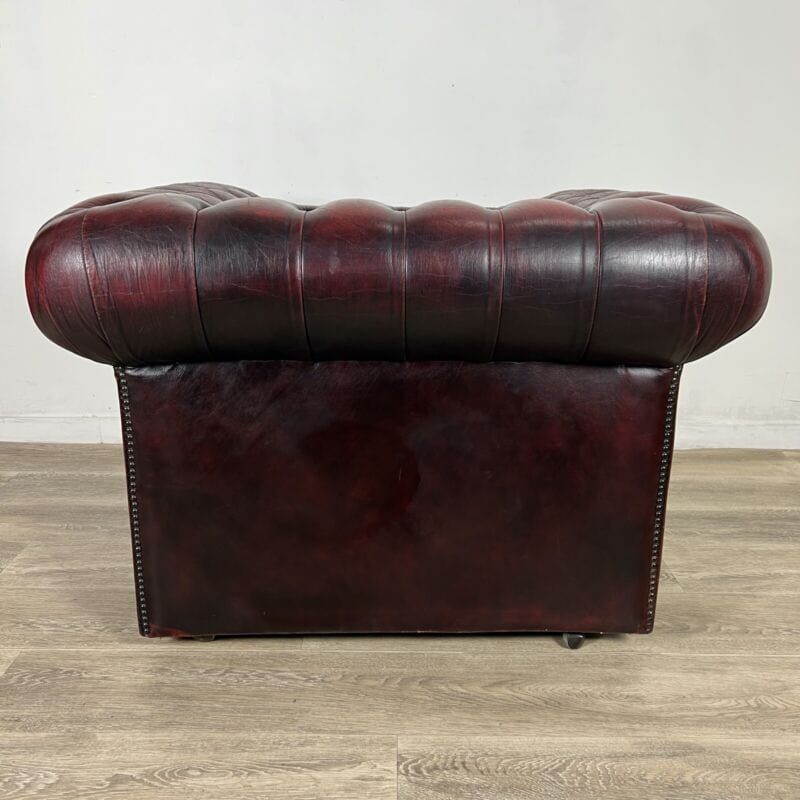 Poltrona in pelle Bordeaux inglese chesterfield chester originale vintage usata Categoria  Arredamento