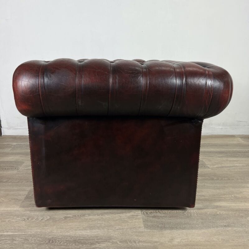 Poltrona in pelle Bordeaux inglese chesterfield chester originale vintage usata Categoria  Arredamento