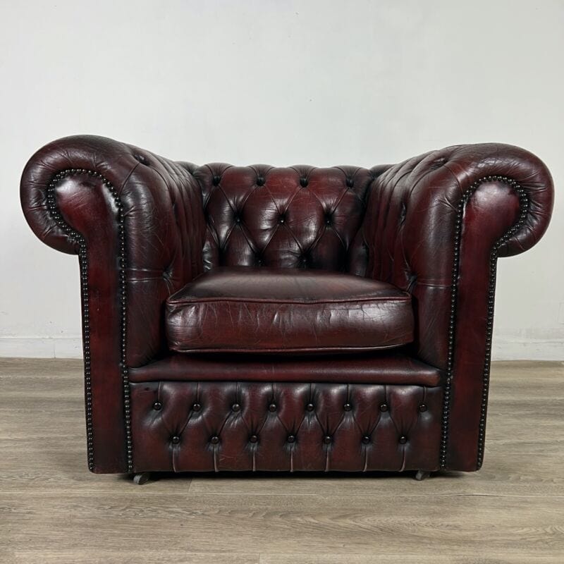 Poltrona in pelle Bordeaux inglese chesterfield chester originale vintage usata Categoria  Arredamento