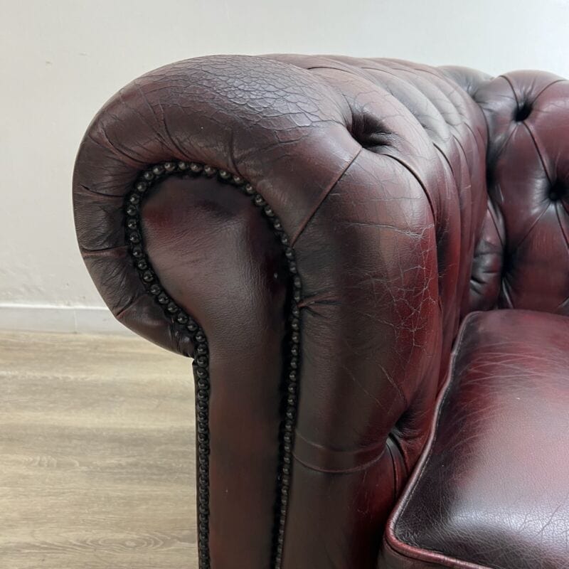 Poltrona in pelle Bordeaux inglese chesterfield chester originale vintage usata Categoria  Arredamento