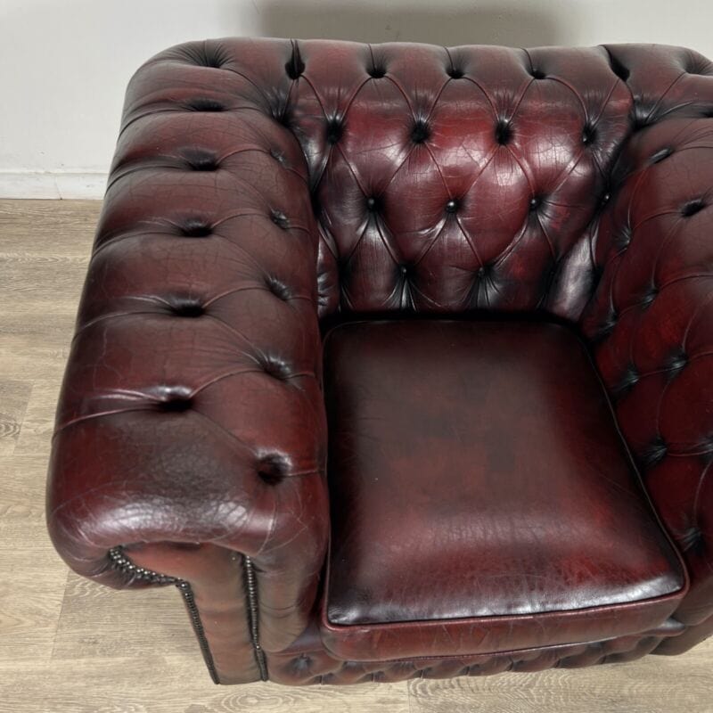 Poltrona in pelle Bordeaux inglese chesterfield chester originale vintage usata Categoria  Arredamento