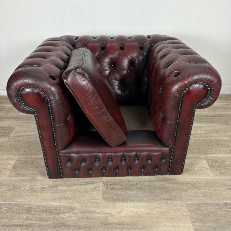 Poltrona in pelle Bordeaux inglese chesterfield chester originale vintage usata Categoria  Arredamento