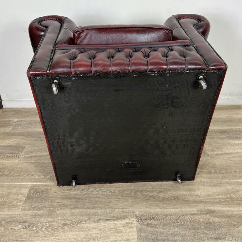 Poltrona in pelle Bordeaux inglese chesterfield chester originale vintage usata Categoria  Arredamento