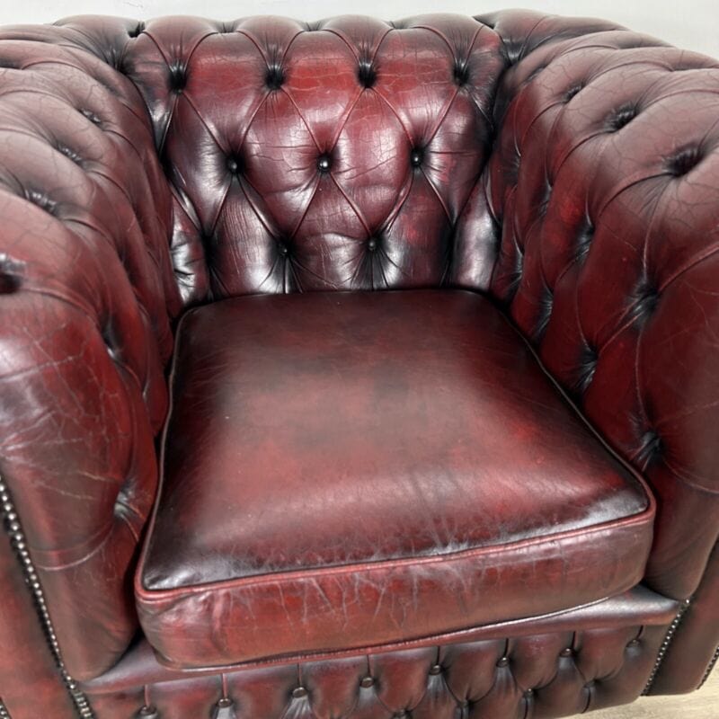 Poltrona in pelle Bordeaux inglese chesterfield chester originale vintage usata Categoria  Arredamento