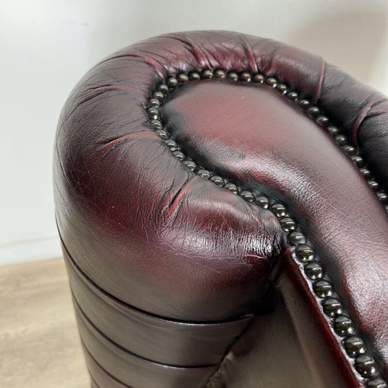Poltrona in pelle Bordeaux inglese chesterfield chester originale vintage usata Categoria  Arredamento