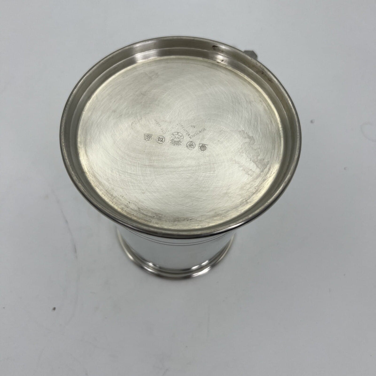 Portapenne da scrivania antico in metallo peltro boccale Sheffield 900 inglese Categoria  Sheffield & Argento