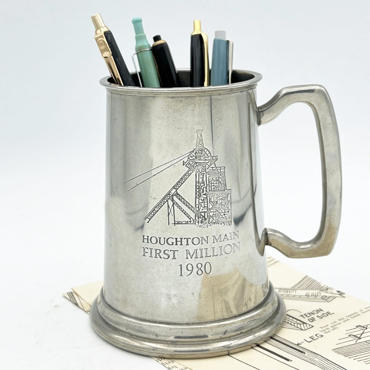 Portapenne da scrivania antico in metallo peltro boccale Sheffield 900 inglese X Categoria  Sheffield & Argento
