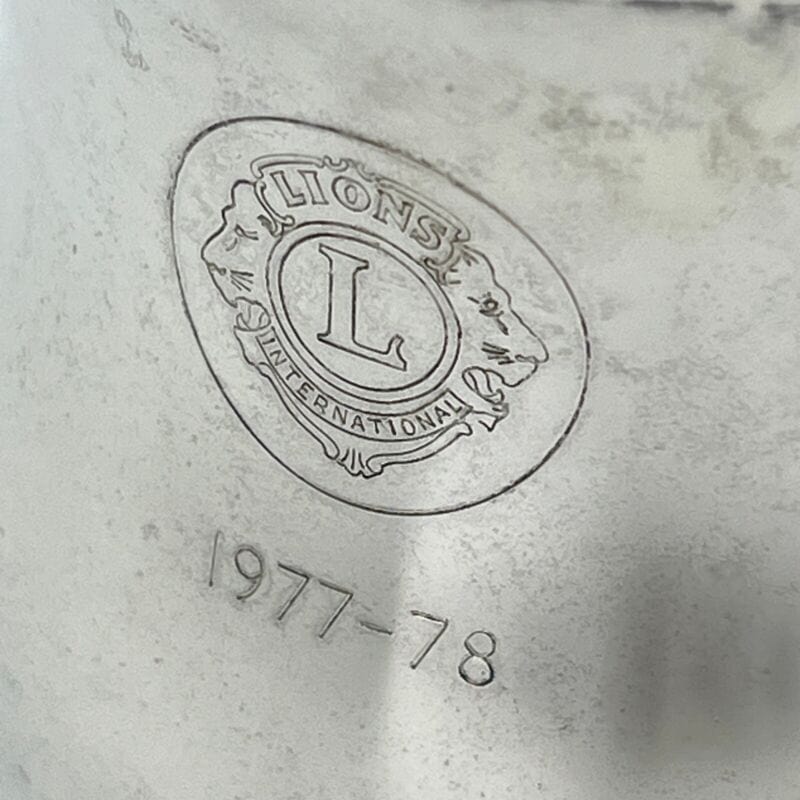 Portapenne da scrivania in argento silverplate  boccale Club Lions 1977 1978 Categoria  Sheffield & Argento