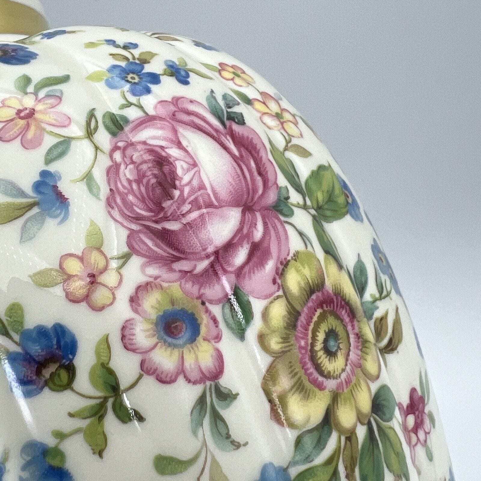 Potiche d'epoca in porcellana Bavaria vaso vintage decoro con rose fiori e oro Categoria  Vasi e Portafiori