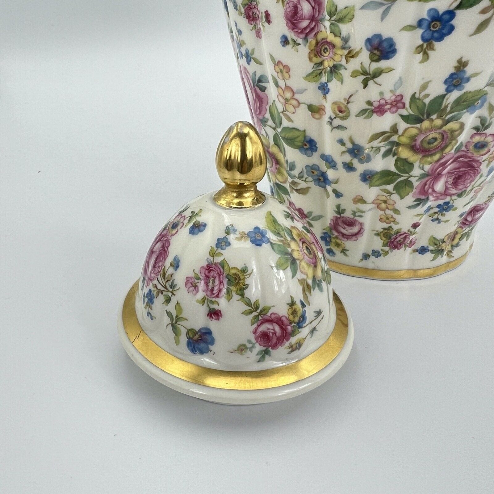 Potiche d'epoca in porcellana Bavaria vaso vintage decoro con rose fiori e oro Categoria  Vasi e Portafiori