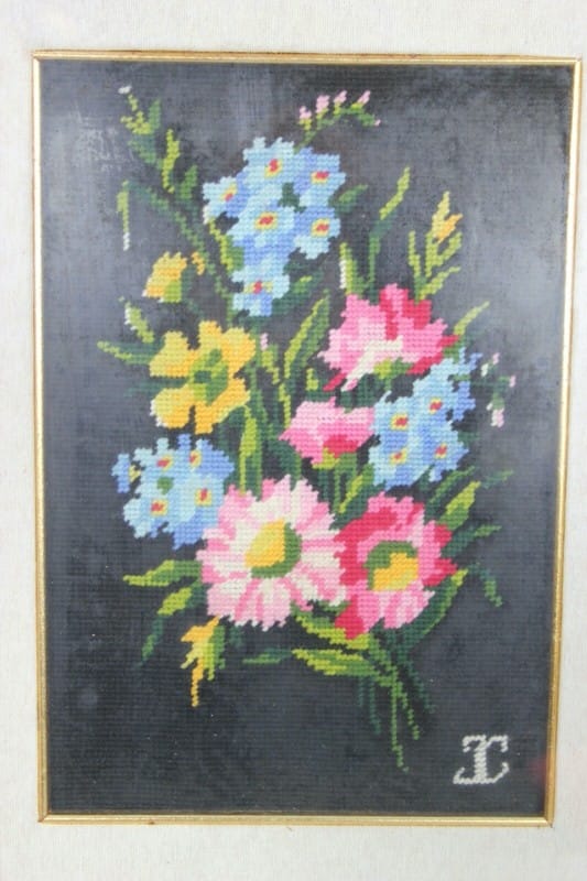 Quadro mezzo punto ricamo vintage ricamato con lana fiori cornice oro dorata Categoria  Corredo Pizzi e Tessuti