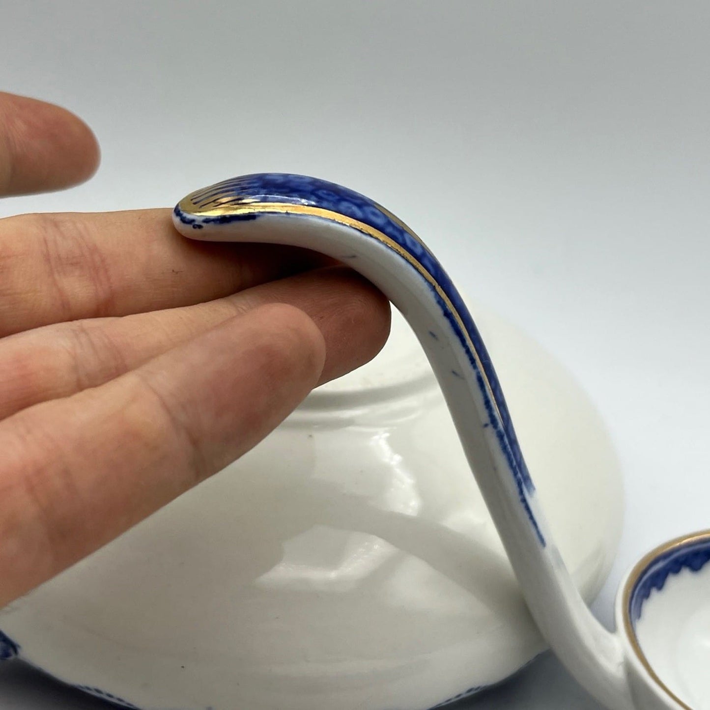 Salsiera antica inglese in ceramica con coperchio e mestolo vecchia zuppiera Categoria  Zuppiere