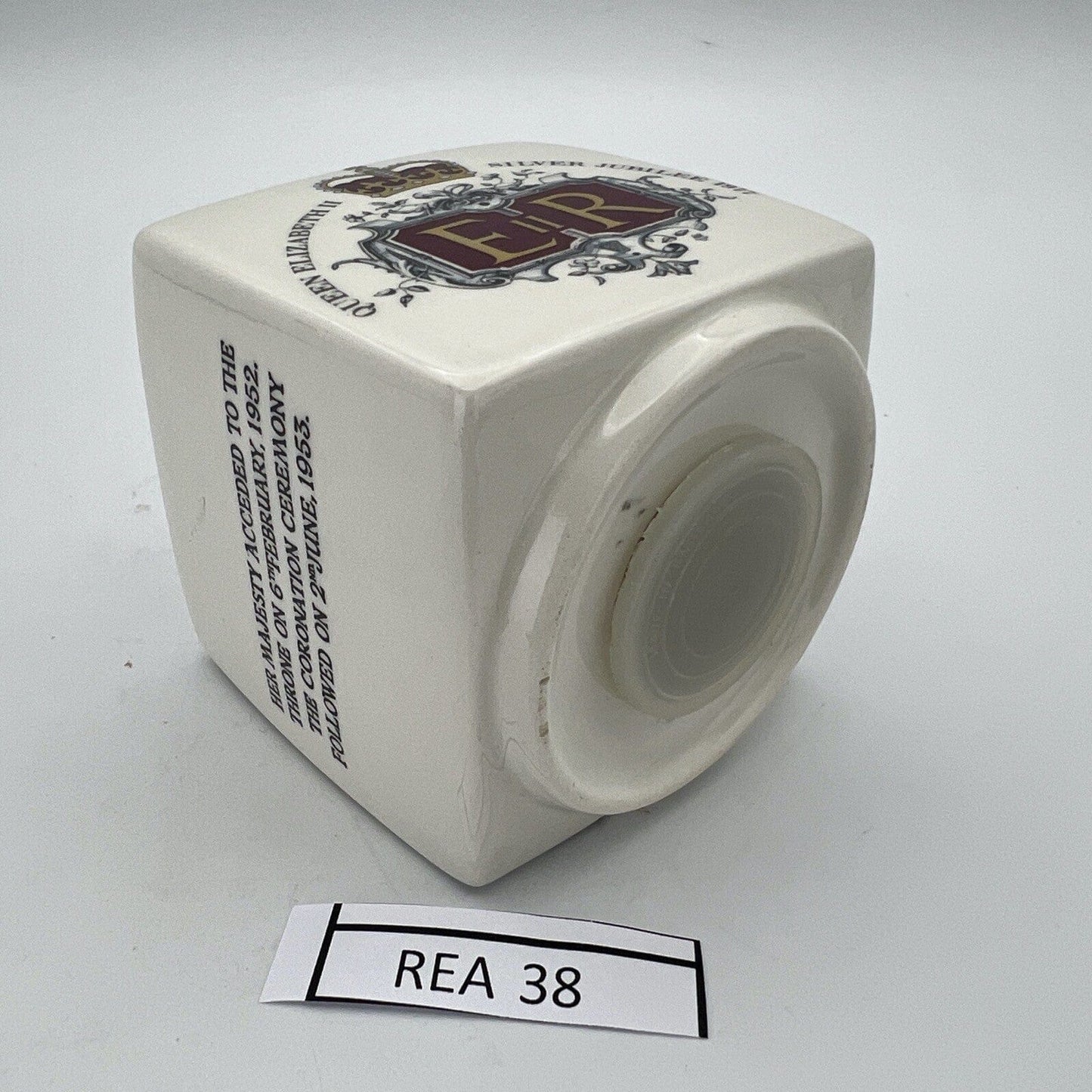 Salvadanaio in Ceramica Inglese Regina Elisabetta Casa Reale Giubileo anno 1977 Categoria  Arte e antiquariato:Porcellana e ceramica:Altro porcellana e ceramica