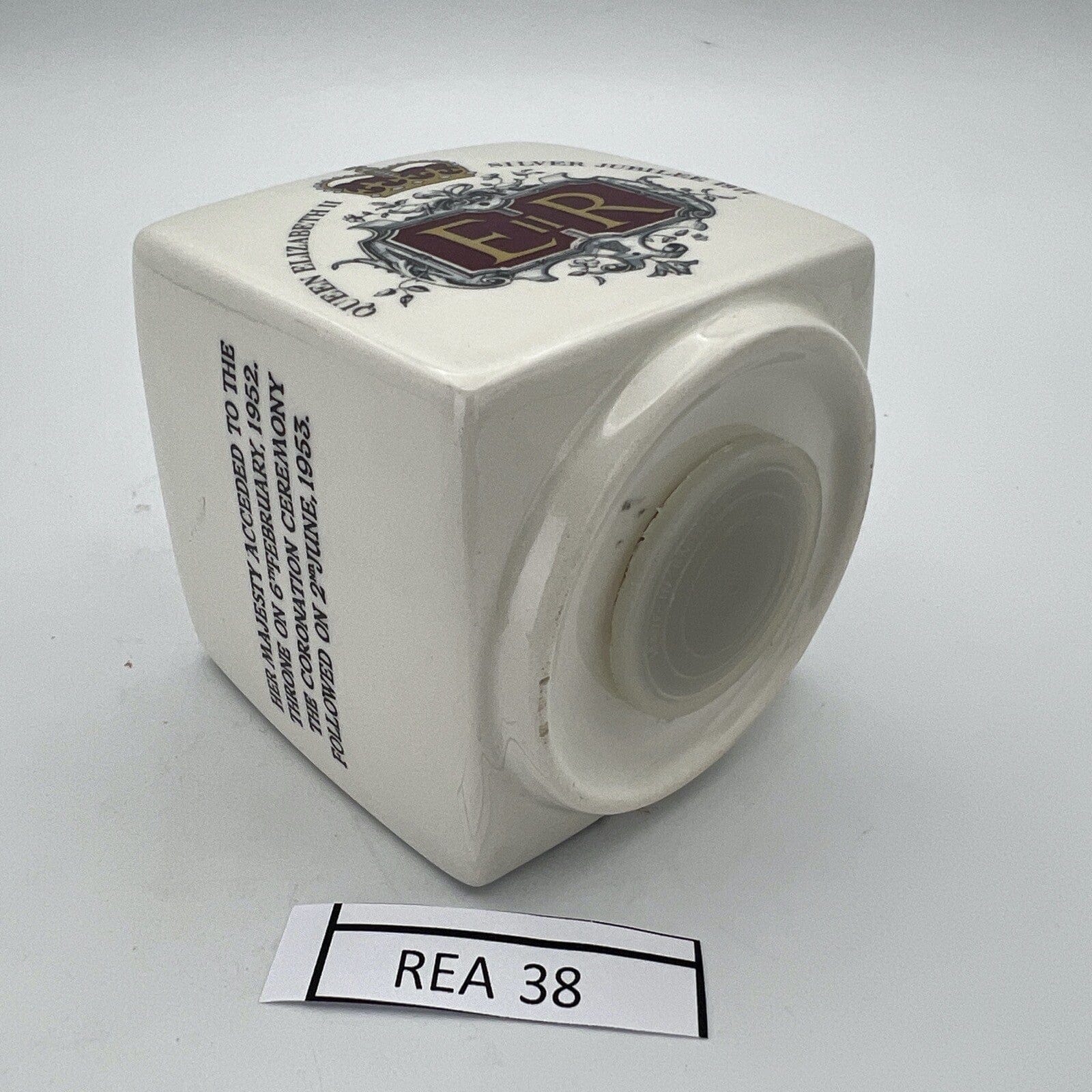 Salvadanaio in Ceramica Inglese Regina Elisabetta Casa Reale Giubileo anno 1977 Categoria  Arte e antiquariato:Porcellana e ceramica:Altro porcellana e ceramica