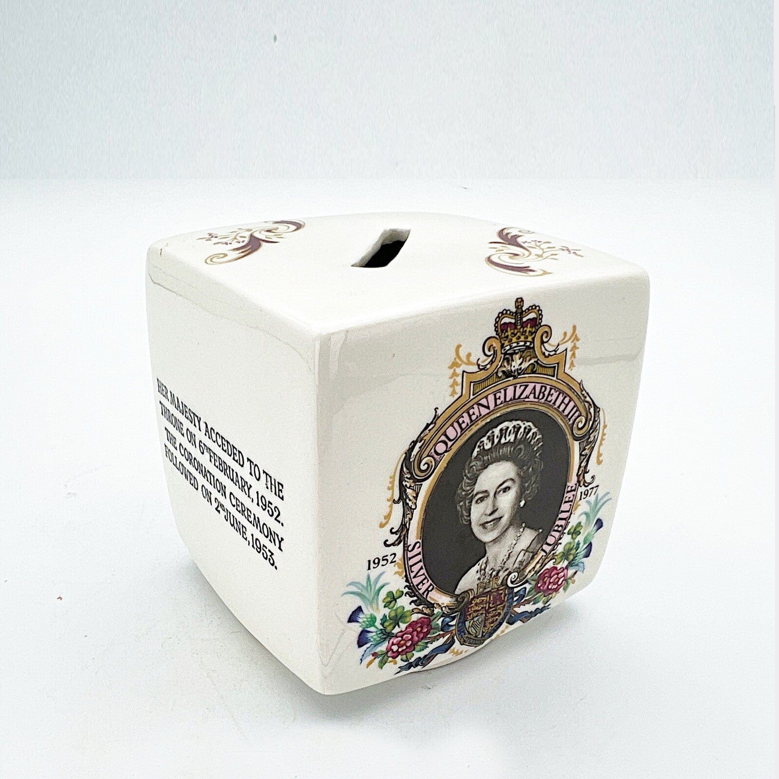 Salvadanaio in Ceramica Inglese Regina Elisabetta Casa Reale Giubileo anno 1977 Categoria  Arte e antiquariato:Porcellana e ceramica:Altro porcellana e ceramica