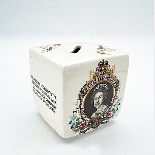 Salvadanaio in Ceramica Inglese Regina Elisabetta Casa Reale Giubileo anno 1977 Categoria  Arte e antiquariato:Porcellana e ceramica:Altro porcellana e ceramica