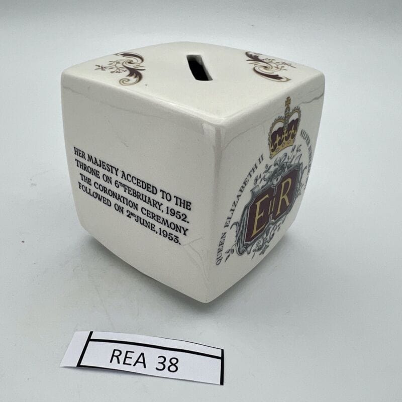 Salvadanaio in Ceramica Inglese Regina Elisabetta Casa Reale Giubileo anno 1977 Categoria  Arte e antiquariato:Porcellana e ceramica:Altro porcellana e ceramica