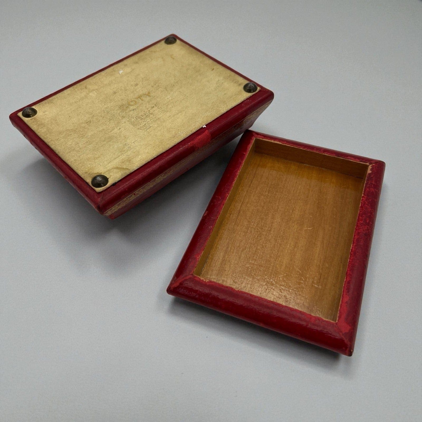 Scatola antica in pelle rossa da scrivania scatolina porta oggetti portagioie Categoria  Vari