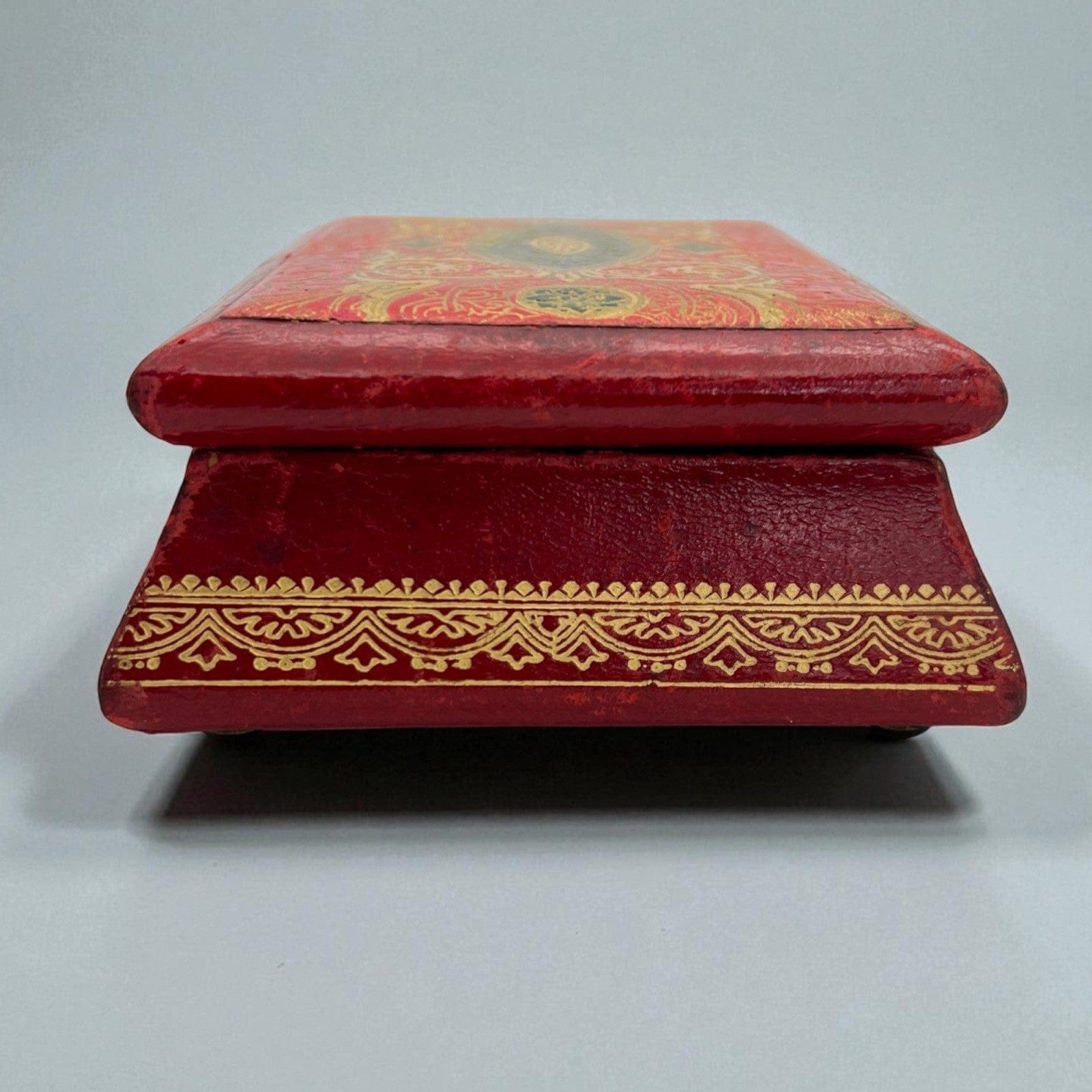 Scatola antica in pelle rossa da scrivania scatolina porta oggetti portagioie Categoria  Vari