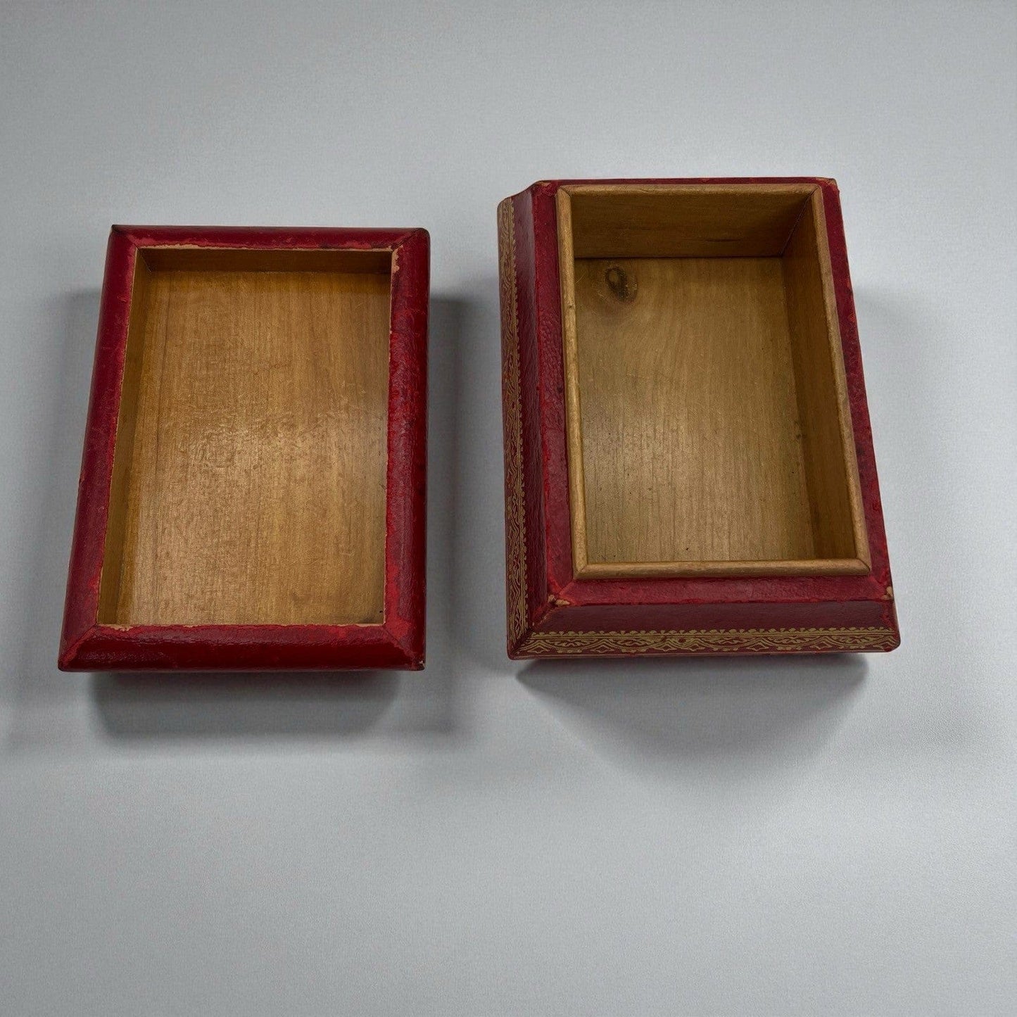 Scatola antica in pelle rossa da scrivania scatolina porta oggetti portagioie Categoria  Vari