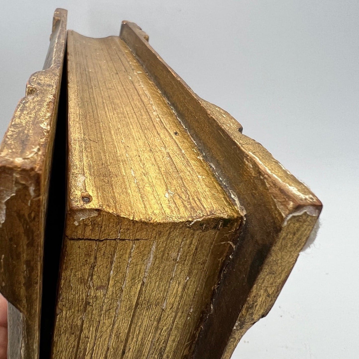 Scatola Fiorentina in legno a forma di finto libro stile antico dorato anni '60 Categoria  Oggetti sacri - rosari