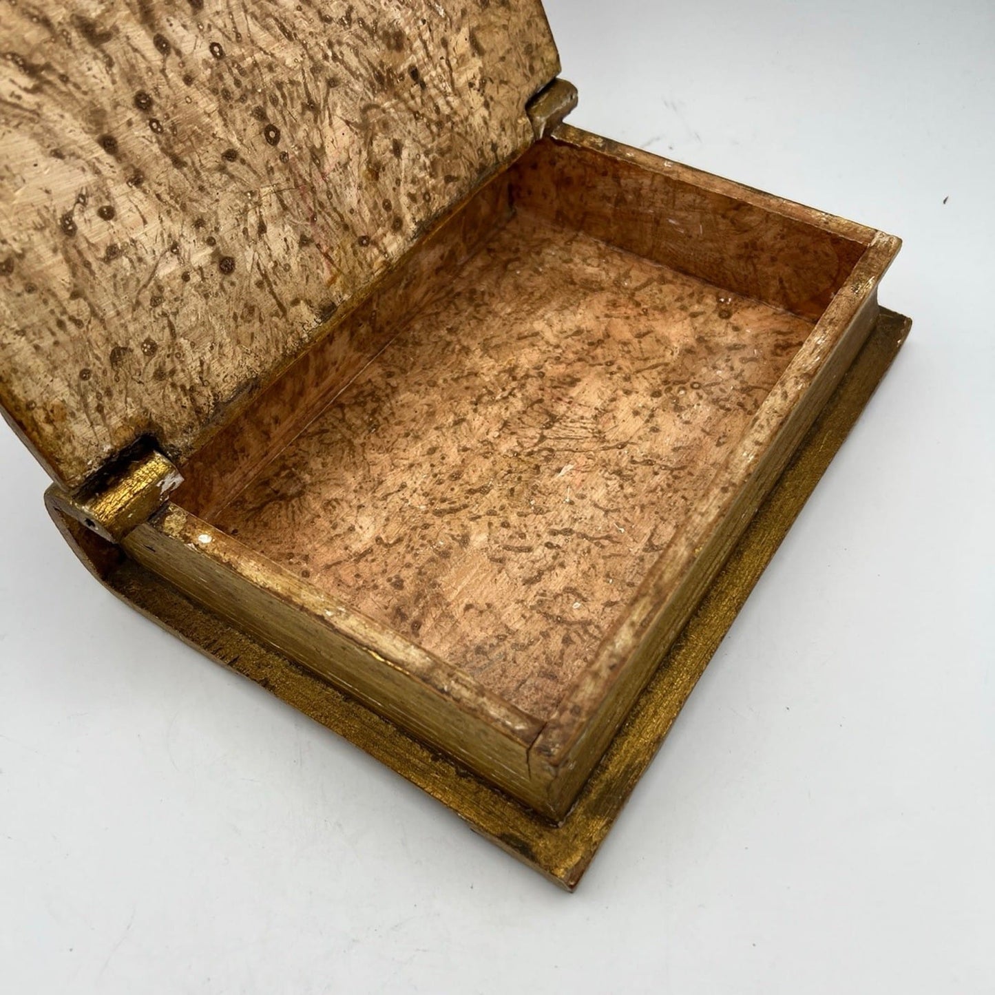 Scatola Fiorentina in legno a forma di finto libro stile antico dorato anni '60 Categoria  Oggetti sacri - rosari