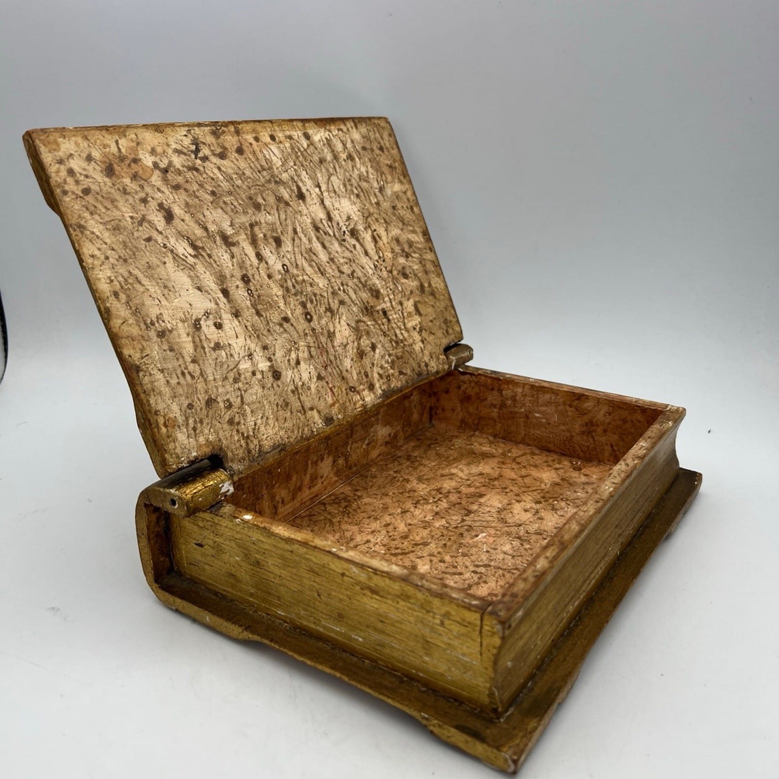 Scatola Fiorentina in legno a forma di finto libro stile antico dorato anni '60 Categoria  Oggetti sacri - rosari